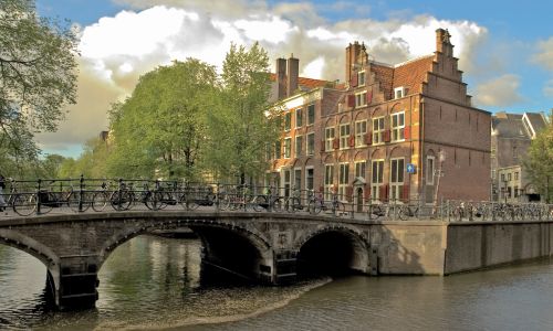 Dit grachtenpand is een stop op de wandelroute door het oudste gedeelte van Amsterdam.