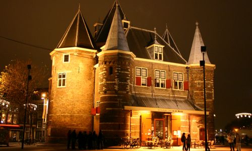 Waag Amsterdam in de avond