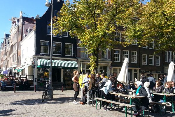 Terras op de Noordermarkt bij Winkel 43