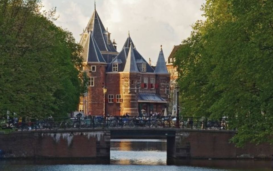 Oude stadspoort op de wandelroute door Amsterdam centrum