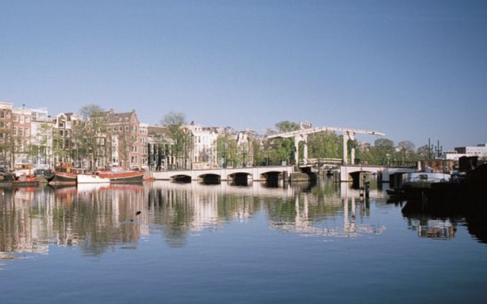 De Magere Brug over de Amstel is een stop op de wandelroute