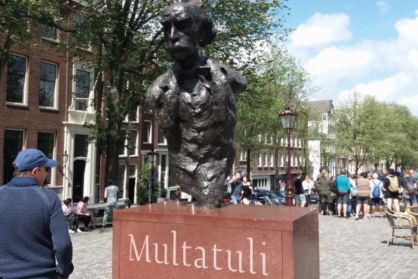 Multatuli op de Torensluis Amsterdam