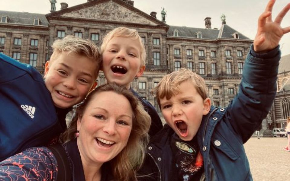 Kinderen bij de stop Dam tijdens de kinderspeurtocht in Amsterdam