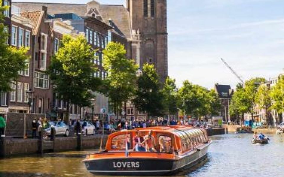Vaartocht over de grachten met rondvaartboot in Amsterdam